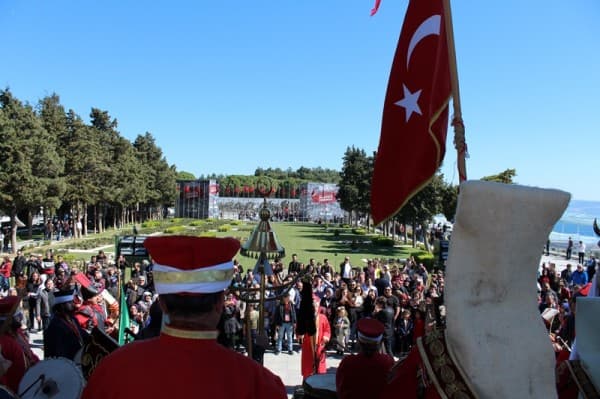GÜRSU AYYILDIZ MEHTERAN TAKIMI, ÇANAKKALE ŞEHİTLİĞİNDE GÖSTERİ SUNDU fotoğraf 5