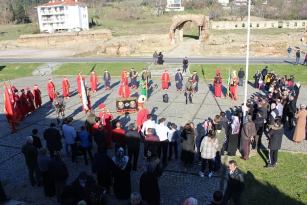 GÜRSU AYYILDIZ MEHTERAN TAKIMI, ÇANAKKALE ŞEHİTLİĞİNDE GÖSTERİ SUNDU fotoğraf 7