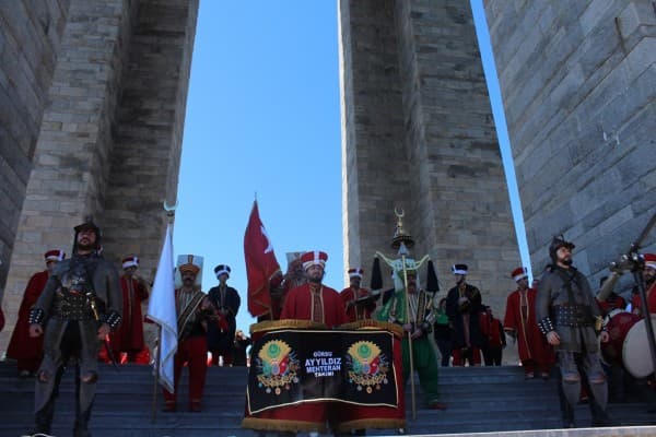 GÜRSU AYYILDIZ MEHTERAN TAKIMI, ÇANAKKALE ŞEHİTLİĞİNDE GÖSTERİ SUNDU fotoğraf 11