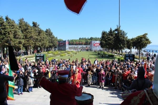 GÜRSU AYYILDIZ MEHTERAN TAKIMI, ÇANAKKALE ŞEHİTLİĞİNDE GÖSTERİ SUNDU fotoğraf 12