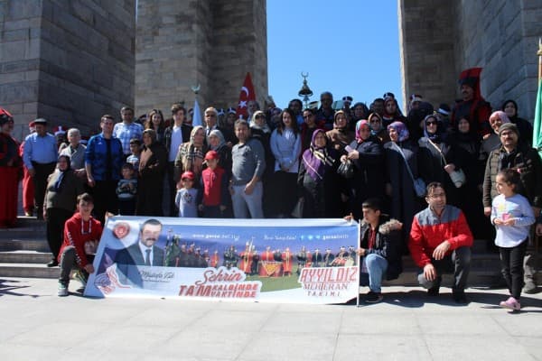 GÜRSU AYYILDIZ MEHTERAN TAKIMI, ÇANAKKALE ŞEHİTLİĞİNDE GÖSTERİ SUNDU fotoğraf 13