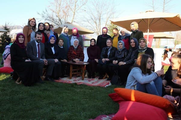 BAŞKAN IŞIK GÜRSULU KADINLARLA BEŞ ÇAYINDA BULUŞTU fotoğraf 1