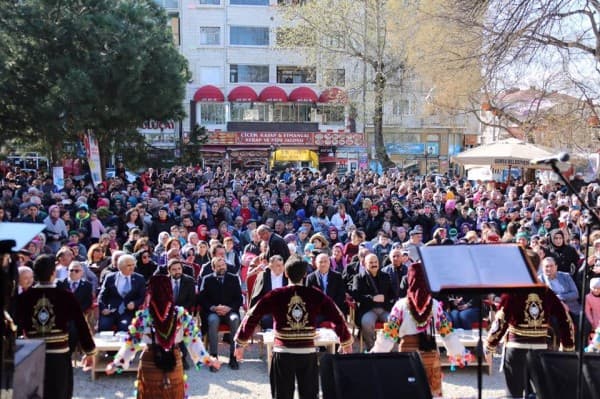 BAŞKAN IŞIK “DOĞADAKİ RENKLİLİK GİBİ KÜLTÜREL ÇEŞİTLİLİĞİMİZİN SİMGESİDİR NEVRUZ” fotoğraf 1