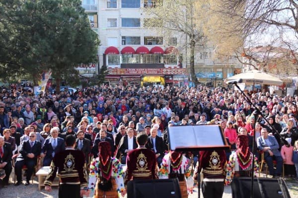 BAŞKAN IŞIK “DOĞADAKİ RENKLİLİK GİBİ KÜLTÜREL ÇEŞİTLİLİĞİMİZİN SİMGESİDİR NEVRUZ” fotoğraf 3