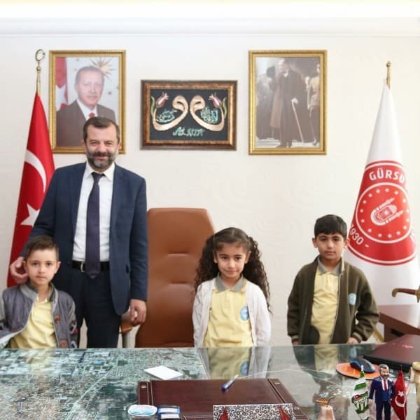 BAŞKAN MUSTAFA IŞIK’IN MAKAMINA ADAŞI ÖĞRENCİ OTURDU fotoğraf 5