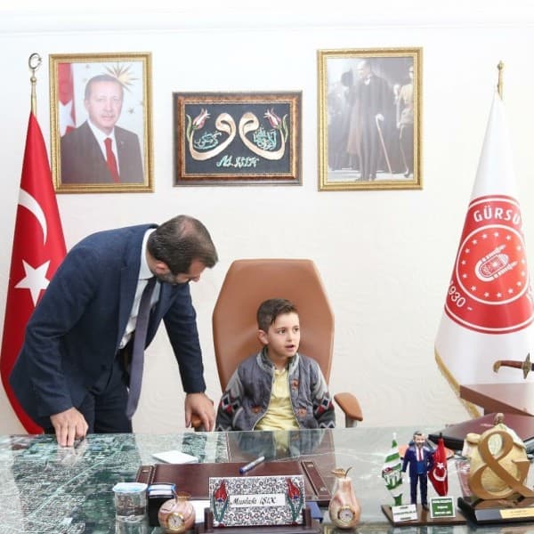 BAŞKAN MUSTAFA IŞIK’IN MAKAMINA ADAŞI ÖĞRENCİ OTURDU fotoğraf 6