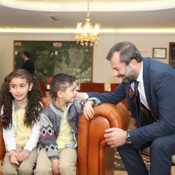 BAŞKAN MUSTAFA IŞIK’IN MAKAMINA ADAŞI ÖĞRENCİ OTURDU fotoğraf 7