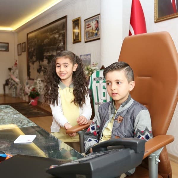 BAŞKAN MUSTAFA IŞIK’IN MAKAMINA ADAŞI ÖĞRENCİ OTURDU fotoğraf 8