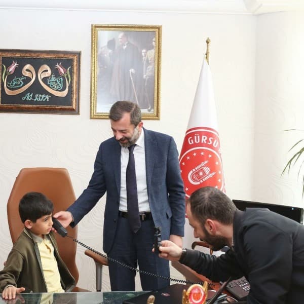 BAŞKAN MUSTAFA IŞIK’IN MAKAMINA ADAŞI ÖĞRENCİ OTURDU fotoğraf 9