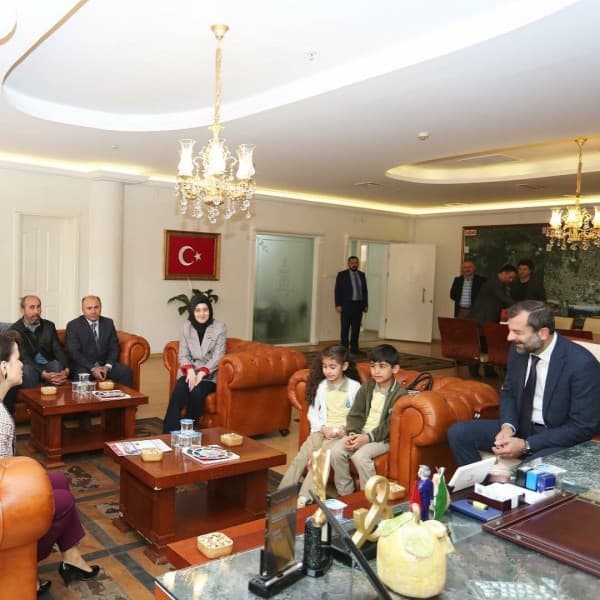 BAŞKAN MUSTAFA IŞIK’IN MAKAMINA ADAŞI ÖĞRENCİ OTURDU fotoğraf 10