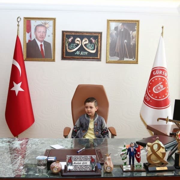 BAŞKAN MUSTAFA IŞIK’IN MAKAMINA ADAŞI ÖĞRENCİ OTURDU fotoğraf 11