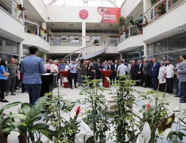 BAŞKAN IŞIK’A GELEN TEBRİK ÇİÇEKLERİ, YARDIM PAKETLERİNE DÖNÜŞTÜ fotoğraf 1