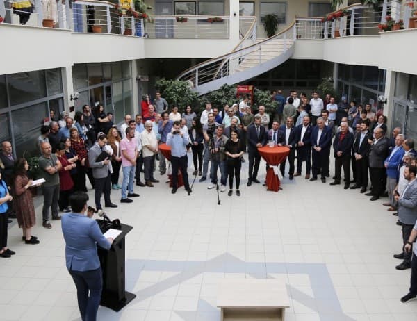 BAŞKAN IŞIK’A GELEN TEBRİK ÇİÇEKLERİ, YARDIM PAKETLERİNE DÖNÜŞTÜ fotoğraf 2