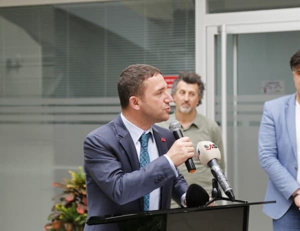 BAŞKAN IŞIK’A GELEN TEBRİK ÇİÇEKLERİ, YARDIM PAKETLERİNE DÖNÜŞTÜ fotoğraf 4