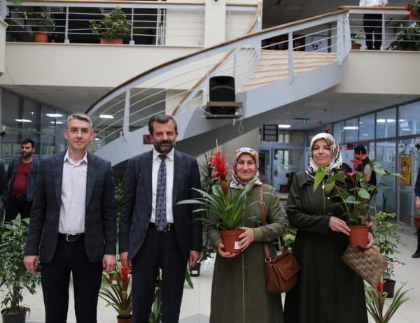 BAŞKAN IŞIK’A GELEN TEBRİK ÇİÇEKLERİ, YARDIM PAKETLERİNE DÖNÜŞTÜ fotoğraf 9