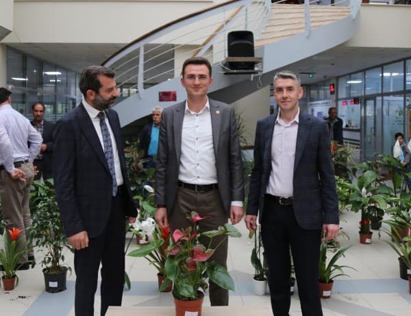 BAŞKAN IŞIK’A GELEN TEBRİK ÇİÇEKLERİ, YARDIM PAKETLERİNE DÖNÜŞTÜ fotoğraf 10