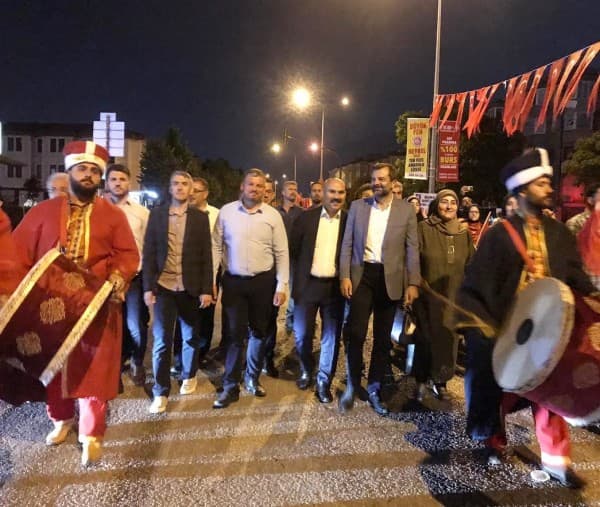 GÜRSULULAR DEMOKRASİ VE MİLLİ BİRLİK İÇİN MEYDANLARDA KENETLENDİ fotoğraf 1