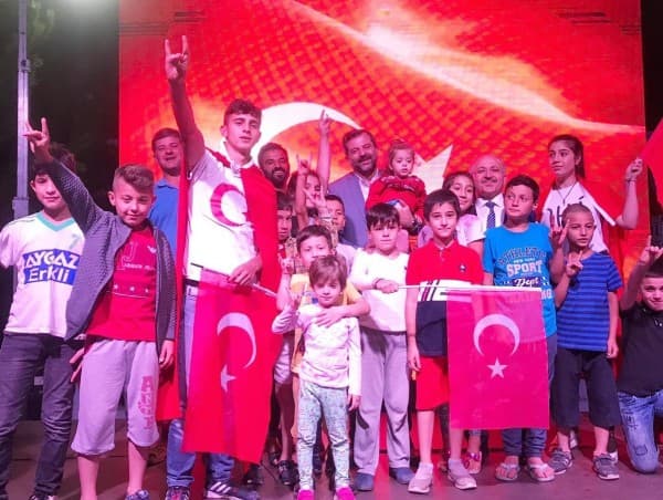 GÜRSULULAR DEMOKRASİ VE MİLLİ BİRLİK İÇİN MEYDANLARDA KENETLENDİ fotoğraf 3