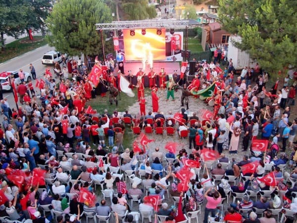 GÜRSULULAR DEMOKRASİ VE MİLLİ BİRLİK İÇİN MEYDANLARDA KENETLENDİ fotoğraf 5