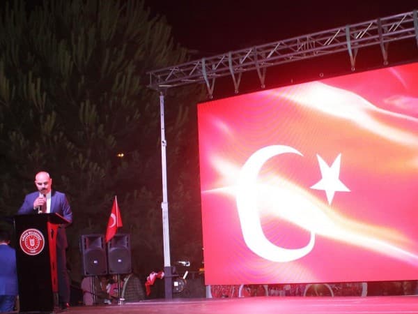 GÜRSULULAR DEMOKRASİ VE MİLLİ BİRLİK İÇİN MEYDANLARDA KENETLENDİ fotoğraf 6