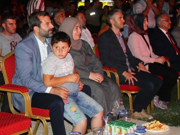 GÜRSULULAR DEMOKRASİ VE MİLLİ BİRLİK İÇİN MEYDANLARDA KENETLENDİ fotoğraf 7