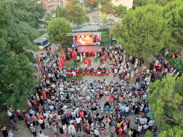 GÜRSULULAR DEMOKRASİ VE MİLLİ BİRLİK İÇİN MEYDANLARDA KENETLENDİ fotoğraf 17