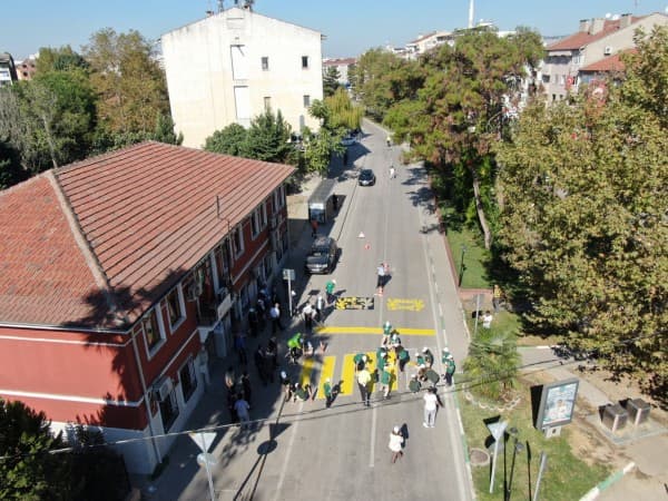 GÜRSULU ÖĞRENCİLER YAYA YOLLARINI BOYADI fotoğraf 3