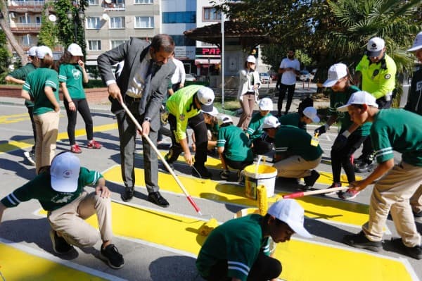 GÜRSULU ÖĞRENCİLER YAYA YOLLARINI BOYADI fotoğraf 4