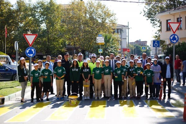 GÜRSULU ÖĞRENCİLER YAYA YOLLARINI BOYADI fotoğraf 5