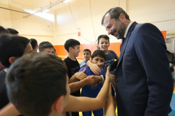 BAŞKAN IŞIK MİNİK TENİSÇİLERİ SEVİNDİRDİ fotoğraf 3