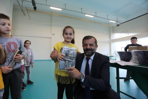 BAŞKAN IŞIK MİNİK TENİSÇİLERİ SEVİNDİRDİ fotoğraf 4