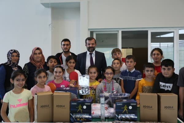 BAŞKAN IŞIK MİNİK TENİSÇİLERİ SEVİNDİRDİ fotoğraf 5