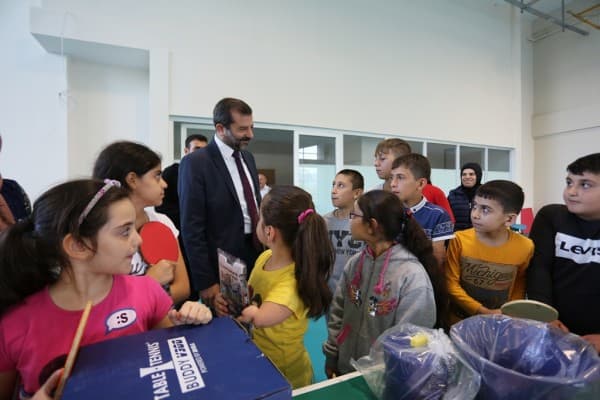 BAŞKAN IŞIK MİNİK TENİSÇİLERİ SEVİNDİRDİ fotoğraf 6