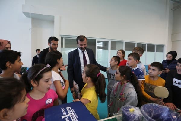 BAŞKAN IŞIK MİNİK TENİSÇİLERİ SEVİNDİRDİ fotoğraf 7