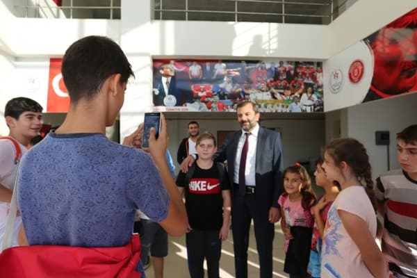 BAŞKAN IŞIK MİNİK TENİSÇİLERİ SEVİNDİRDİ fotoğraf 10
