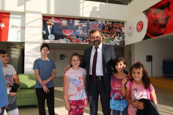 BAŞKAN IŞIK MİNİK TENİSÇİLERİ SEVİNDİRDİ fotoğraf 11