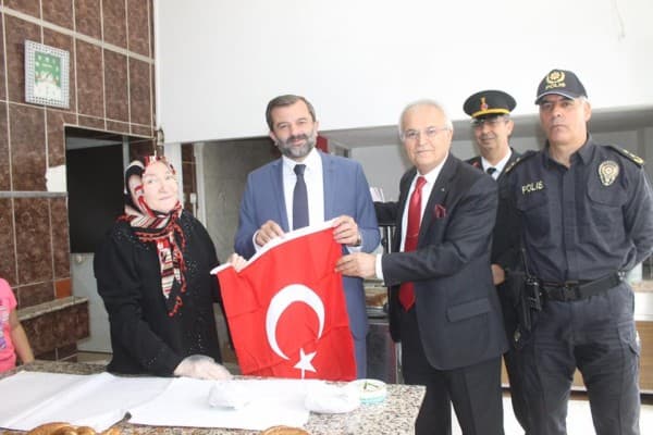GÜRSU’DA CUMHURİYET’İN COŞKUSU SOKAKLARI AYDINLATTI fotoğraf 2