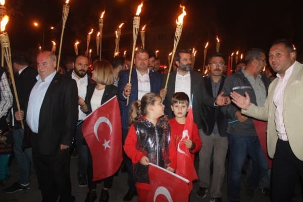GÜRSU’DA CUMHURİYET’İN COŞKUSU SOKAKLARI AYDINLATTI fotoğraf 3
