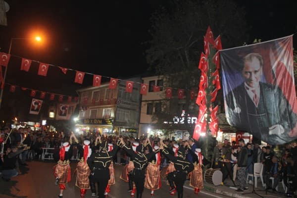 GÜRSU’DA CUMHURİYET’İN COŞKUSU SOKAKLARI AYDINLATTI fotoğraf 8