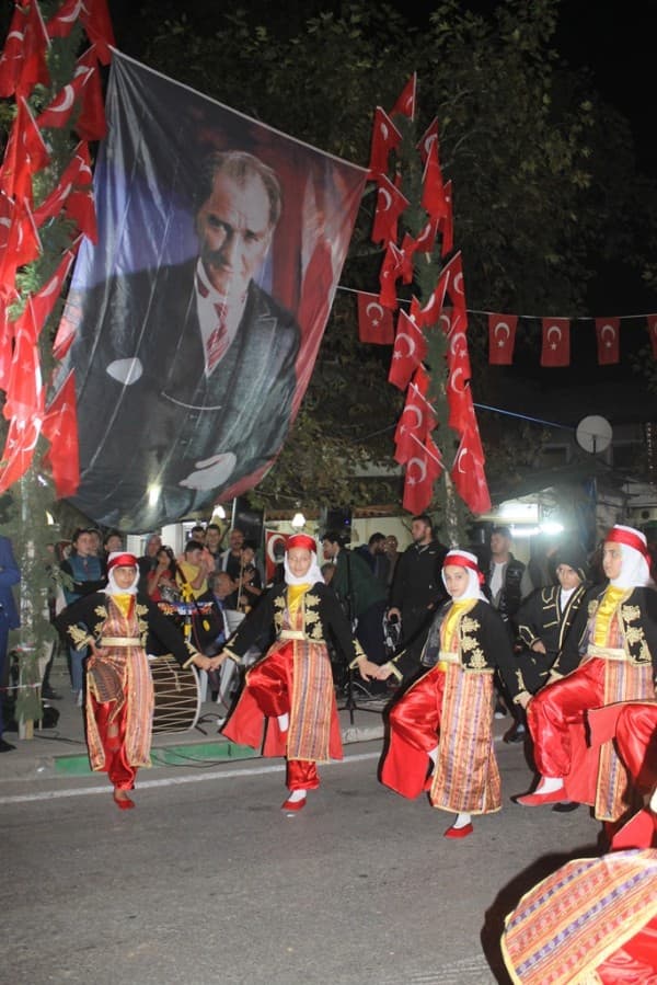 GÜRSU’DA CUMHURİYET’İN COŞKUSU SOKAKLARI AYDINLATTI fotoğraf 9
