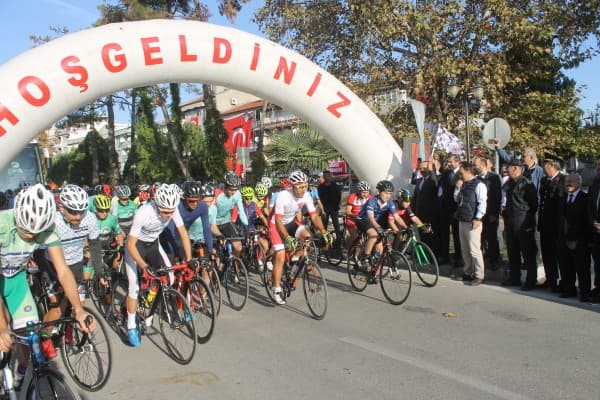 BİSİKLETÇİLER ATATÜRK ANISINA SAYGI YARIŞINDA BULUŞTU fotoğraf 1