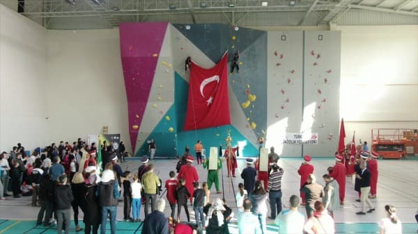 GÜRSU’DA GENÇ SPORCULAR TÜRK BAYRAĞI’NA SAHİP ÇIKTI fotoğraf 9