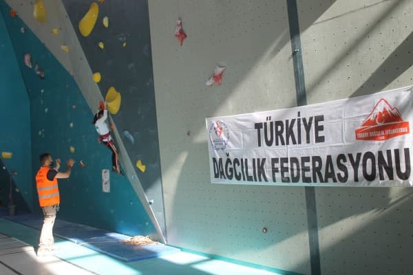 GÜRSU’DA GENÇ SPORCULAR TÜRK BAYRAĞI’NA SAHİP ÇIKTI fotoğraf 24