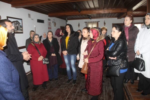 GÜRSU, KADINLARIN PENCERESİNDEN YANSIDI fotoğraf 2