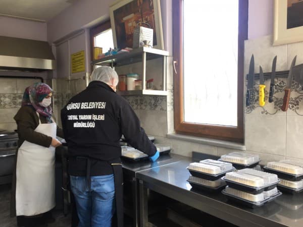 GÜRSU BELEDİYESİ’NDEN EVLERE SICAK YEMEK fotoğraf 2