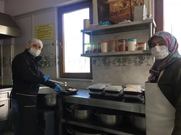 GÜRSU BELEDİYESİ’NDEN EVLERE SICAK YEMEK fotoğraf 3