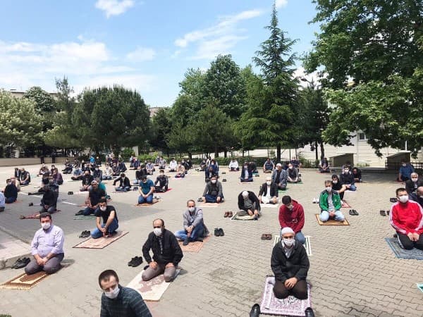 GÜRSULULAR YENİ NORMALLERLE CUMA NAMAZINI KILDI fotoğraf 1