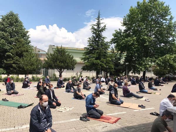 GÜRSULULAR YENİ NORMALLERLE CUMA NAMAZINI KILDI fotoğraf 2