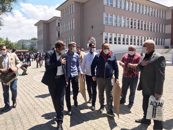 GÜRSULULAR YENİ NORMALLERLE CUMA NAMAZINI KILDI fotoğraf 4
