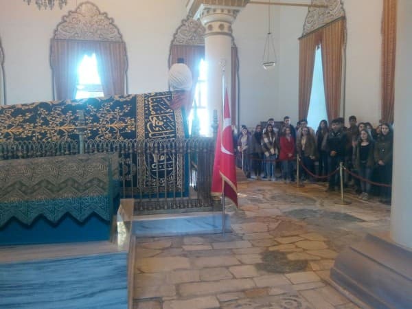 ÖĞRENCİLERİN GEÇMİŞTEN GELECEĞE TARİH YOLCULUĞU fotoğraf 2